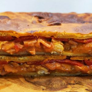 Foto detalle de una empanada de pollo de León recién hecha en Domus Panis