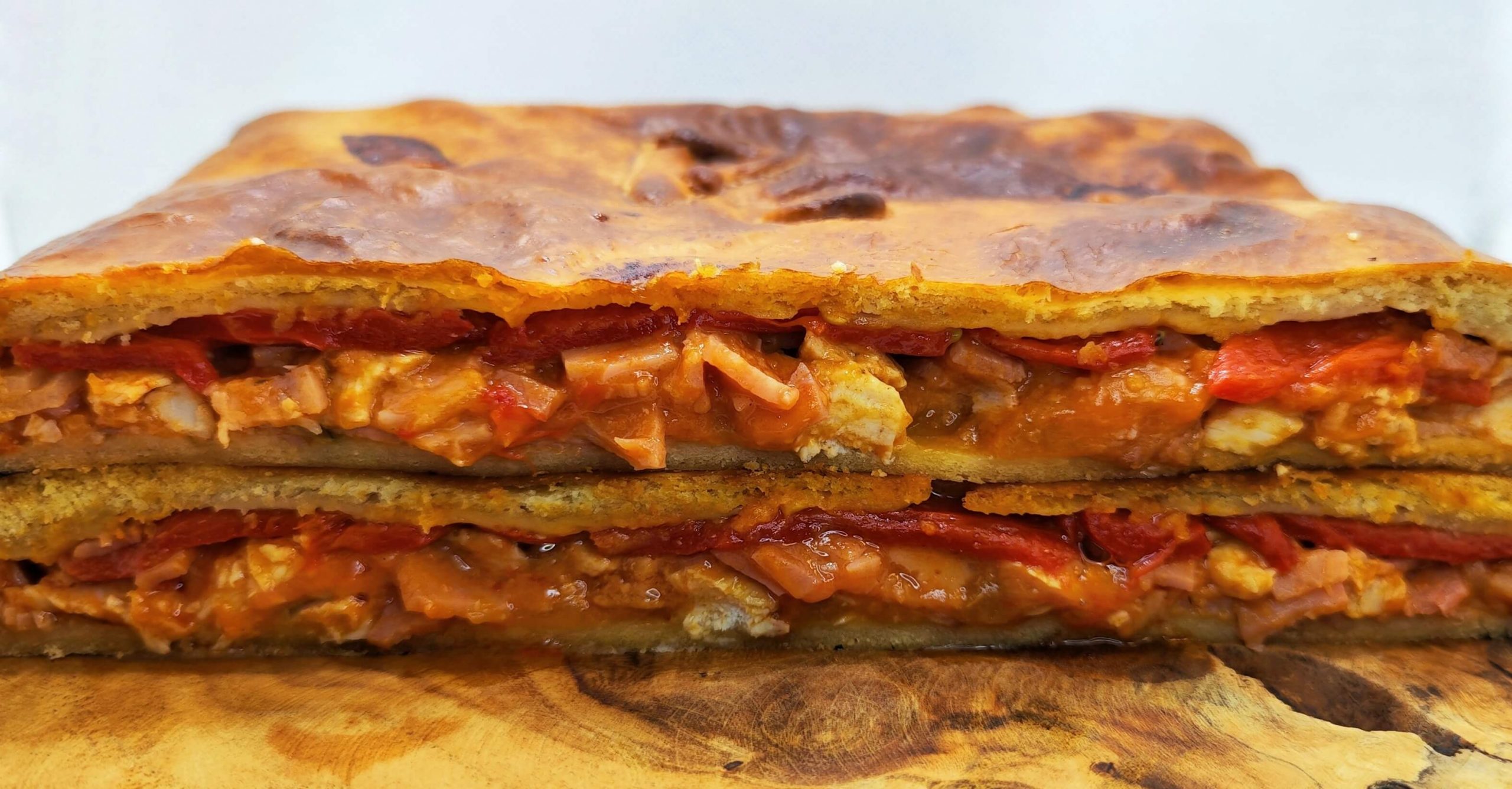Foto detalle de una empanada de pollo de León recién hecha en Domus Panis