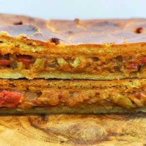 Foto detalle de una empanada de bonito recién hecha en Domus Panis