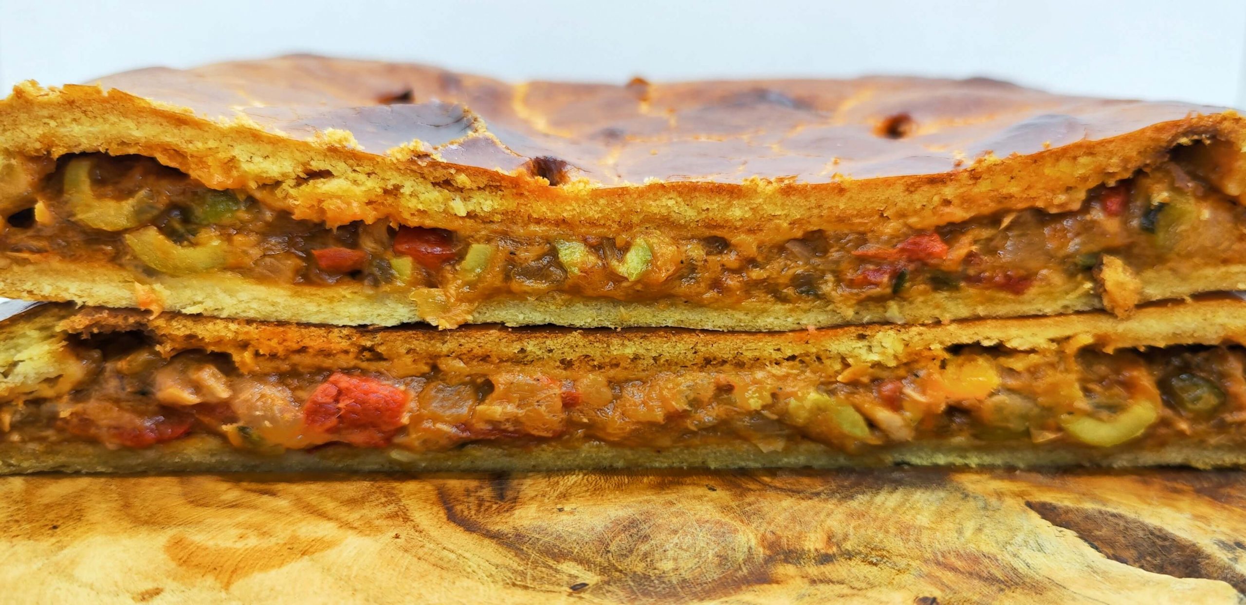 Foto detalle de una empanada de bonito recién hecha en Domus Panis