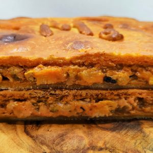 Foto detalle de una empanada de mejillones recién hecha en Domus Panis