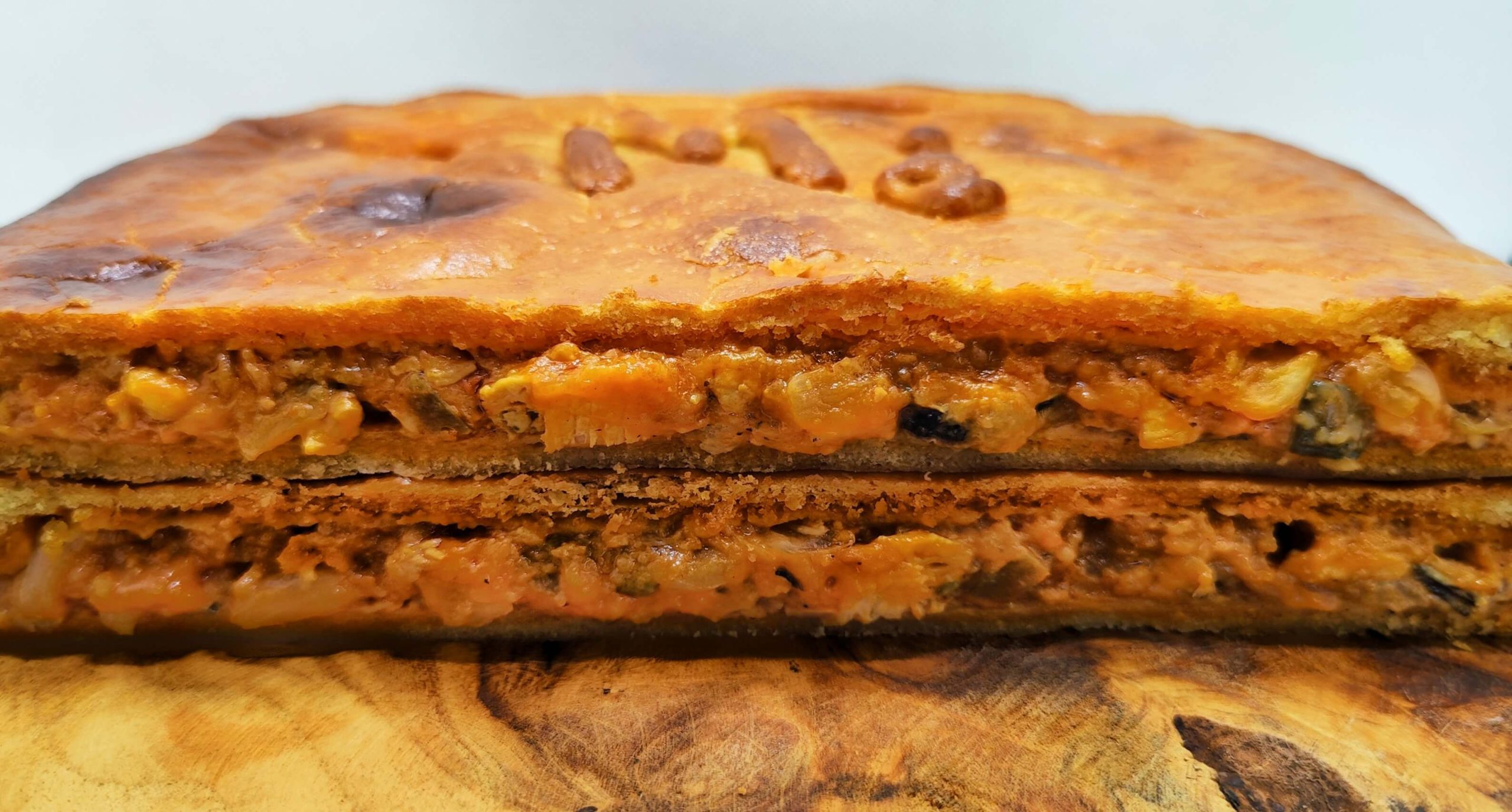 Foto detalle de una empanada de mejillones recién hecha en Domus Panis
