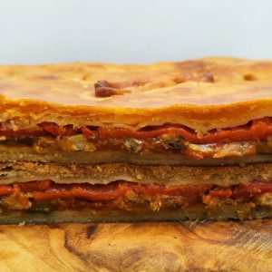 Foto detalle de una empanada de sardinas recién hecha en Domus Panis
