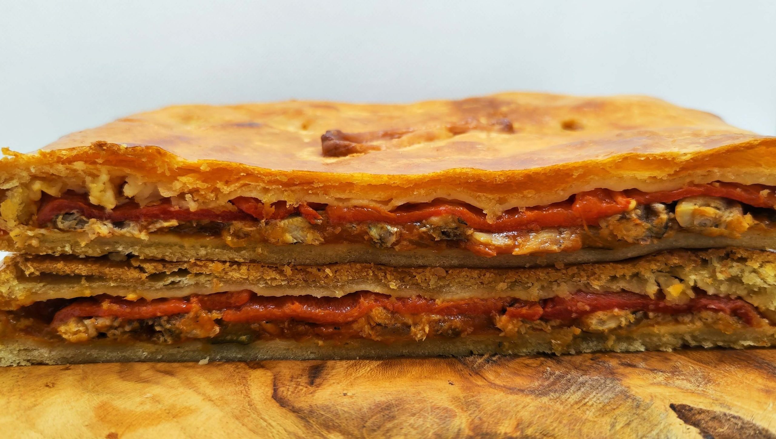 Foto detalle de una empanada de sardinas recién hecha en Domus Panis