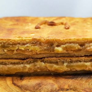 Foto detalle de una empanada de manzana y queso recién hecha en Domus Panis
