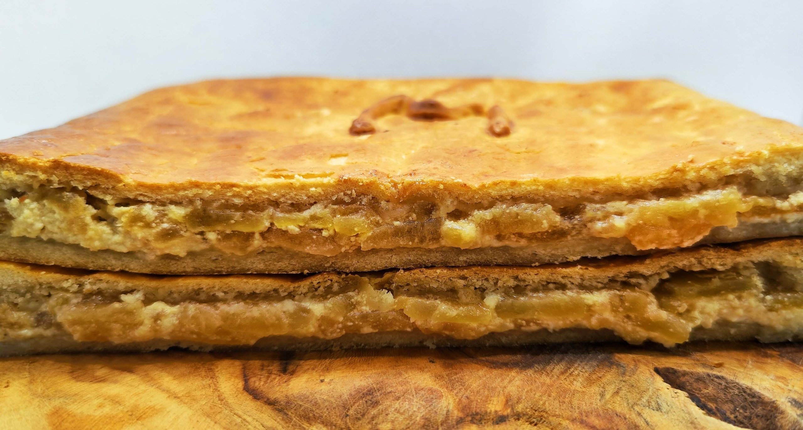 Foto detalle de una empanada de manzana y queso recién hecha en Domus Panis
