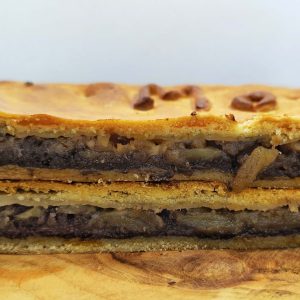 Foto detalle de una empanada de morcilla recién hecha en Domus Panis