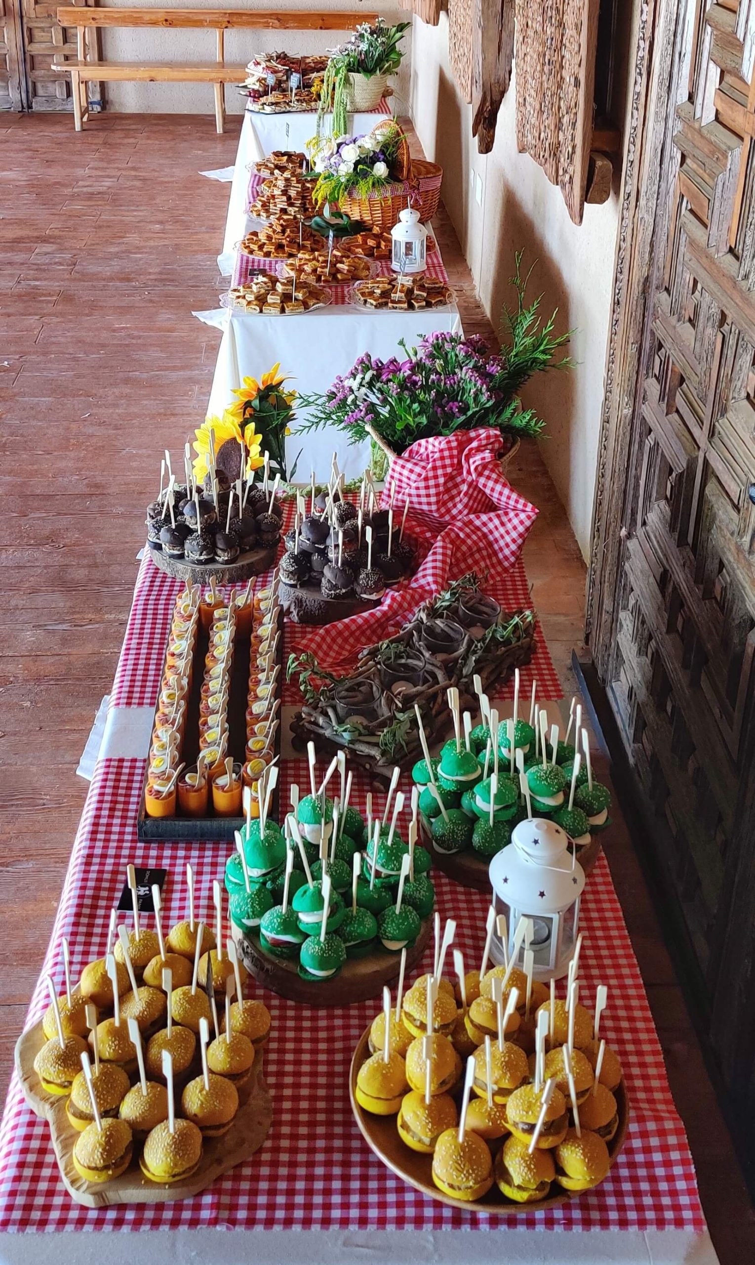 Mesas de entrantes con decoración floral.