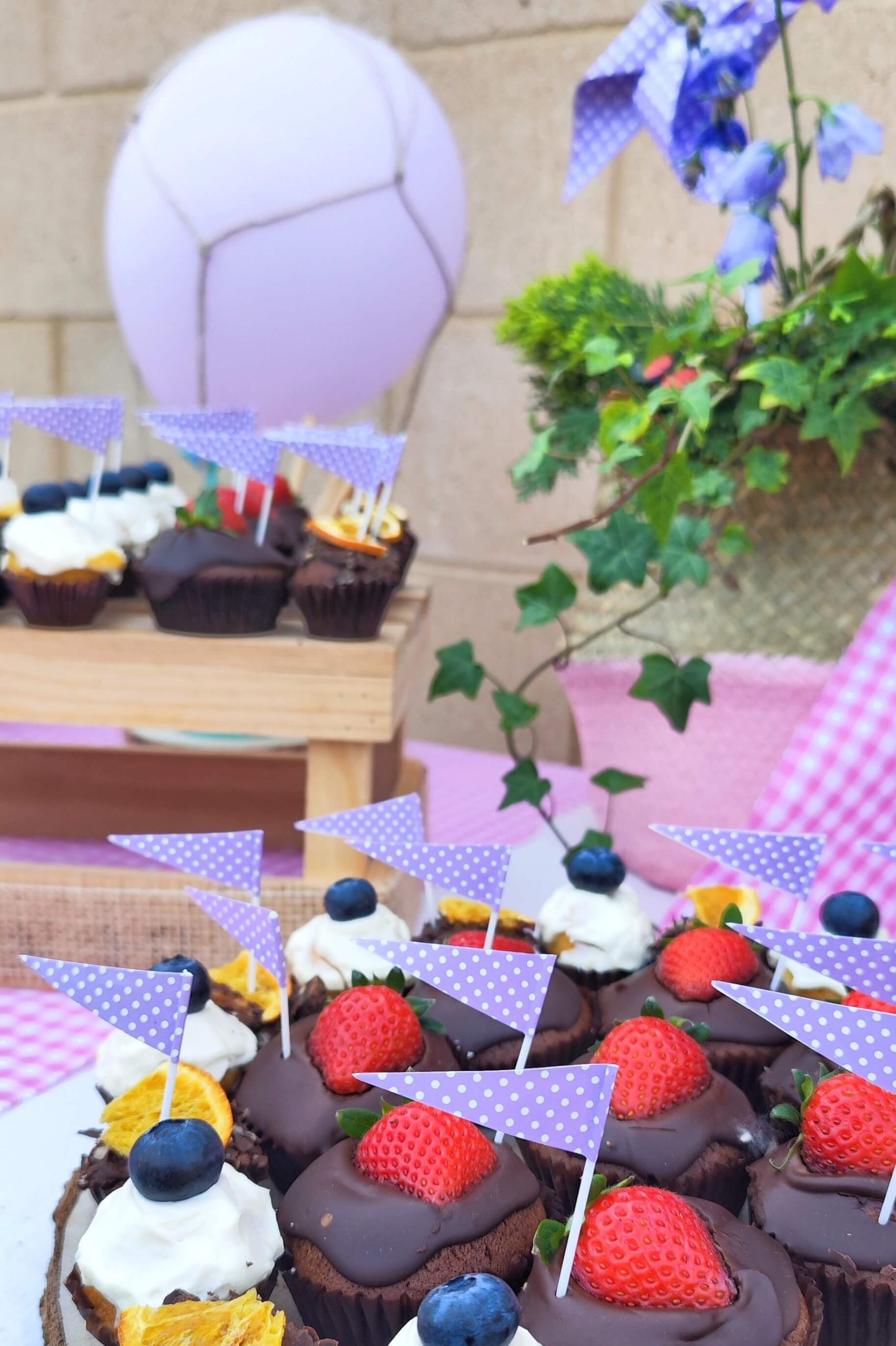 mesa dulce de pasteles con decoración especial