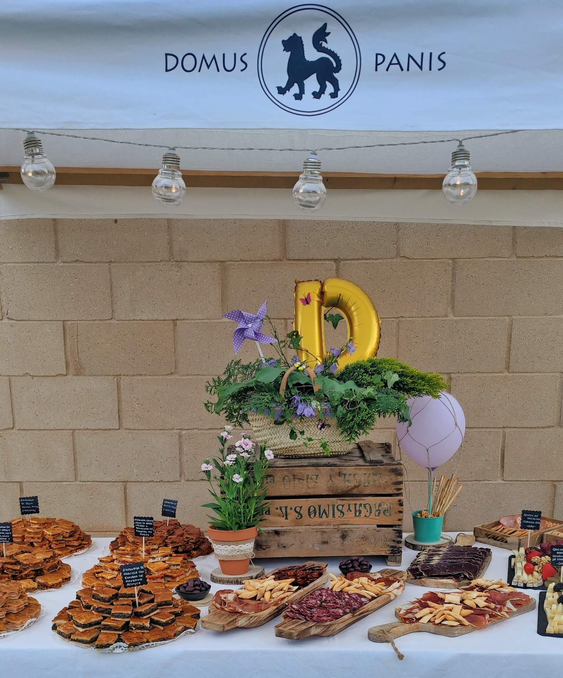 Mesa decorada con aperitivos caseros hechos por Domus Panis
