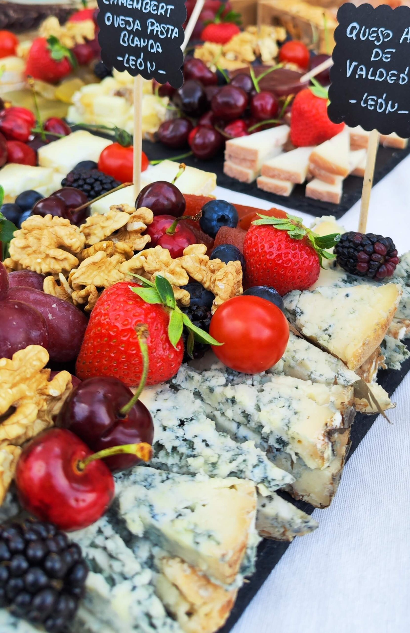 Tabla de quesos con frutos rojos